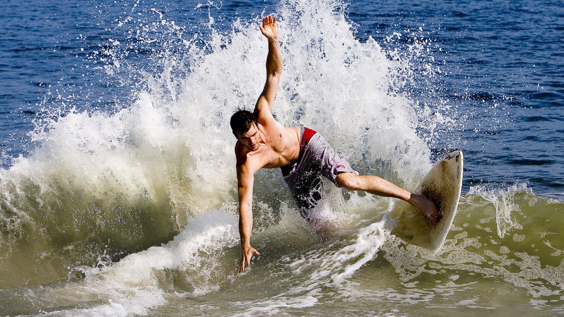 开云体育入口-海外冲浪比赛，浪花逐梦的青春节拍，国外冲浪